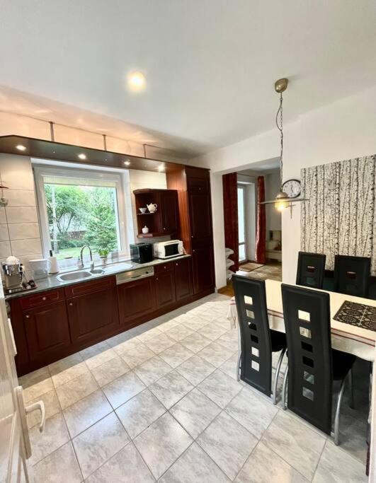 Beautiful Villa With Garden In Milanowek Екстериор снимка
