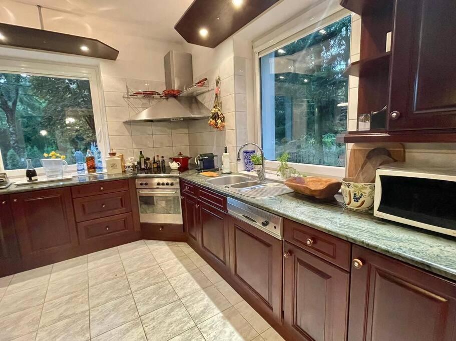 Beautiful Villa With Garden In Milanowek Екстериор снимка