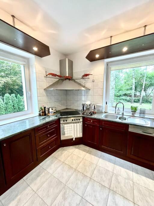 Beautiful Villa With Garden In Milanowek Екстериор снимка
